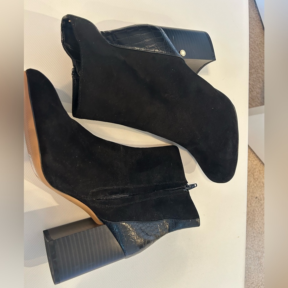 Express Black Heeled Boots with Textured Detail